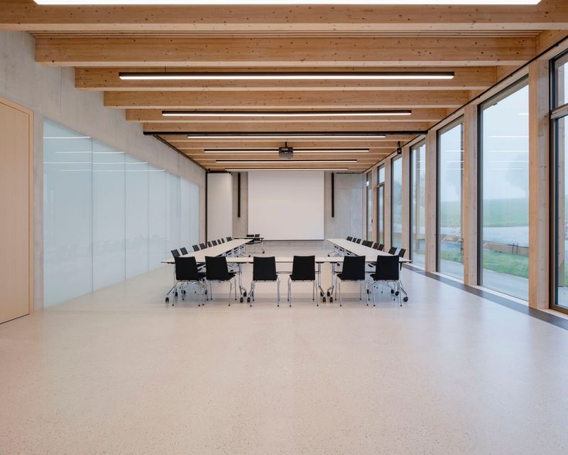 Agroscope posieux - bâtiment de restauration et conférence CB – L'espace de l'aula avec une capacité pour 120 personnes peut être divisé en deux espaces de travail par une parois mobile acoustique ou entièrement ouvert en continuité avec le foyer – ©Vincent Jendly