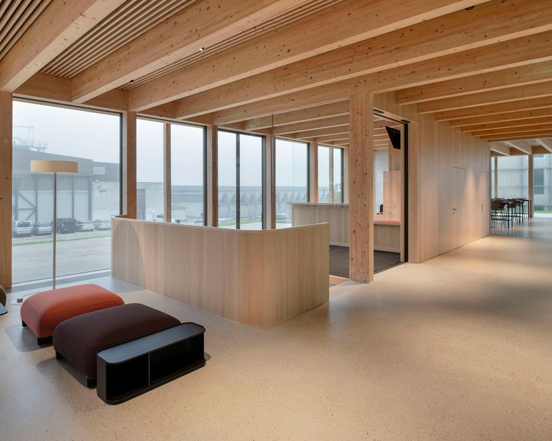 Agroscope posieux - bâtiment de restauration et conférence CB – Loge d'entrée et foyer avec escalier vers le vestiaire – ©Vincent Jendly