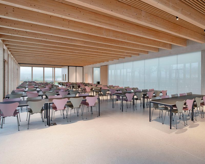 Agroscope posieux - bâtiment de restauration et conférence CB – Restaurant, le puit vitré amène à l’espace une lumière naturelle tamisée – ©Vincent Jendly