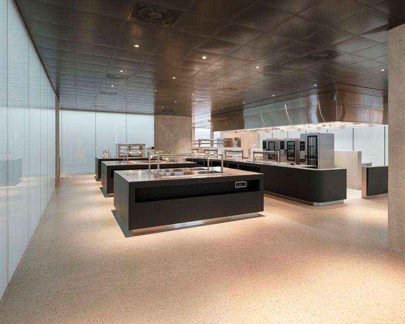 Agroscope posieux - bâtiment de restauration et conférence CB – Cuisine et free-flow central, flexibilité d’accès depuis les espaces tout autour – ©Vincent Jendly