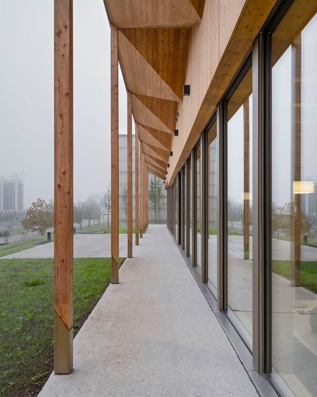 Agroscope posieux - bâtiment de restauration et conférence CB – Un péristyle en bois contourne les quatre façades du bâtiment – ©Vincent Jendly