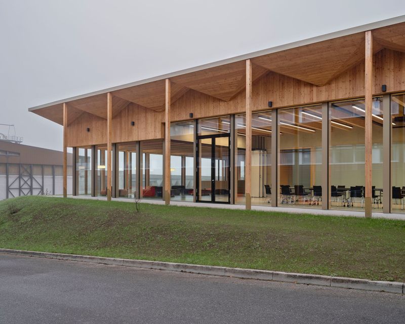 Agroscope posieux - bâtiment de restauration et conférence CB – Façade nord, vue intérieure de l'aula ouverte, avec les parois acoustiques pliées, en continuité avec le foyer – ©Vincent Jendly