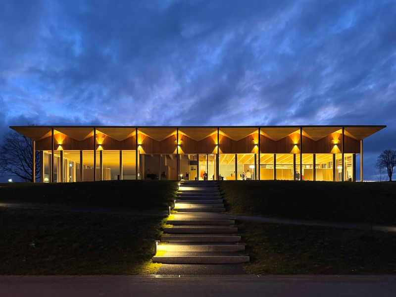 Agroscope posieux - bâtiment de restauration et conférence CB – Vue nocturne du bâtiment avec le péristyle éclairé – @butikofer de oliveira architectes sàrl