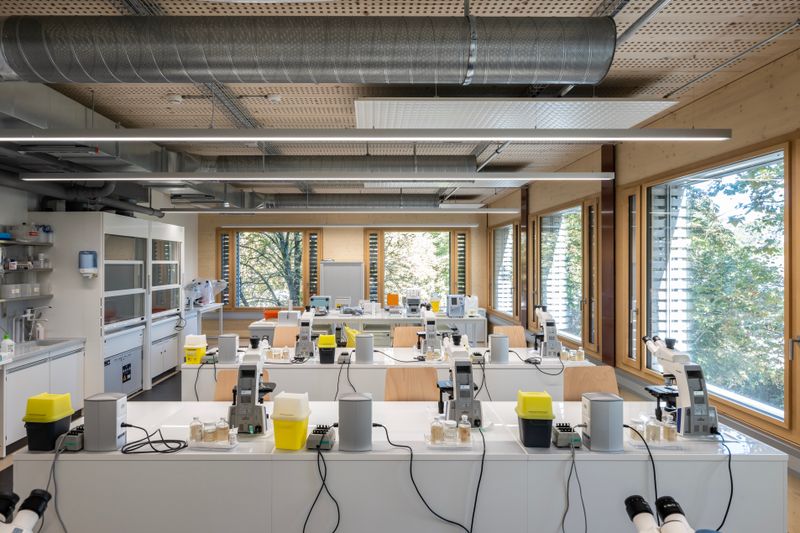 Pavillon provisoire pour le Centre de Formation Professionnelle Santé et sociale (CFPS) – Salle de laboratoire – Hélène Maria Photographe