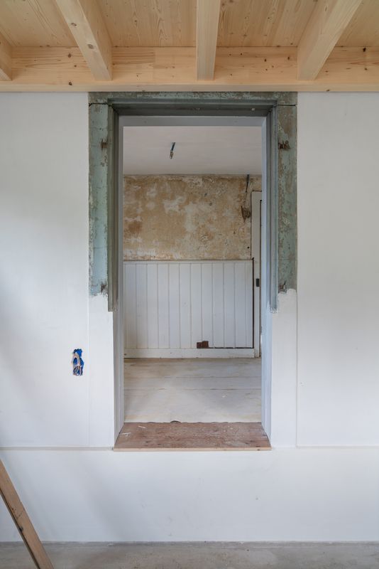 Wohnbaugenossenschaft Fondligarten – Bauprozess: Ein Fenster wird zur Innentür umgewandelt, Spuren bleiben sichtbar – Martin Zeller