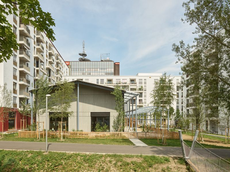 Wohnsiedlung Leutschenbach – Blick nach Osten in den kleineren Hofraum mit dem Kindergarten – Foto: Andreas Graber