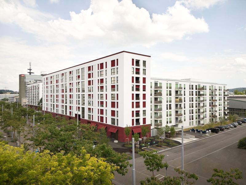 Wohnsiedlung Leutschenbach – Der neungeschossige Gebäudeteil vermittelt zwischen den Hochhäusern westlich und südlich der Siedlung, ohne den nördlichen Leutschenpark zu verschatten – Foto: Andreas Graber