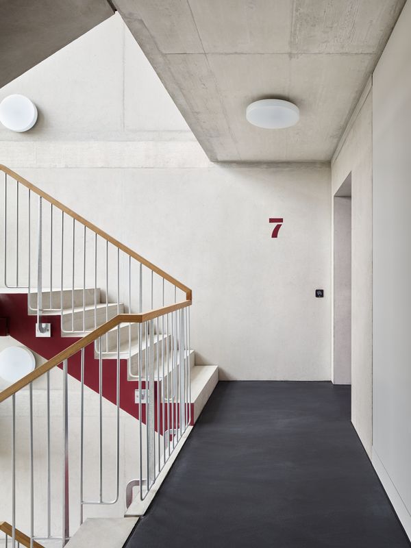 Wohnsiedlung Leutschenbach – Treppenwange und Signaletik begleiten die Bewohnenden bis vor die Haustüre – Foto: Andreas Graber