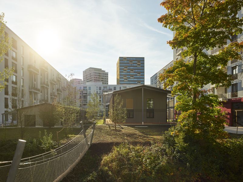 Wohnsiedlung Leutschenbach – Blick nach Westen über den Riedgraben in den Hofraum mit Gemeinschaftshaus und Ateliers – Foto: Andreas Graber