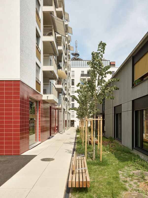 Wohnsiedlung Leutschenbach – Gasse zwischen Randbebauung und Kindergarten – Foto: Andreas Graber