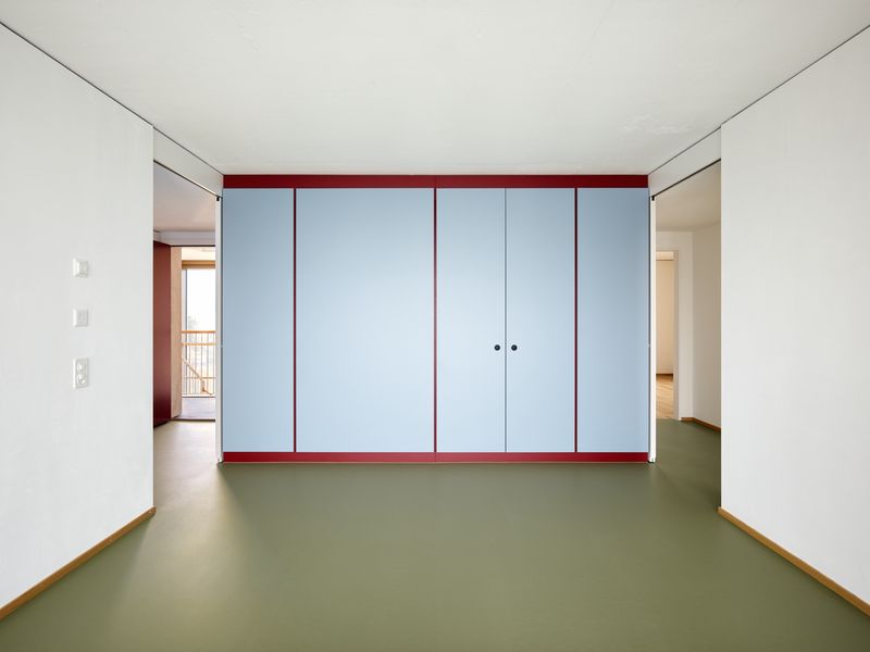 Wohnsiedlung Leutschenbach – Dank dem Schrankmöbel als Raumteiler kann das Wohnzimmer als zusätzliches Individualzimmer genutzt werden – Foto: Andreas Graber