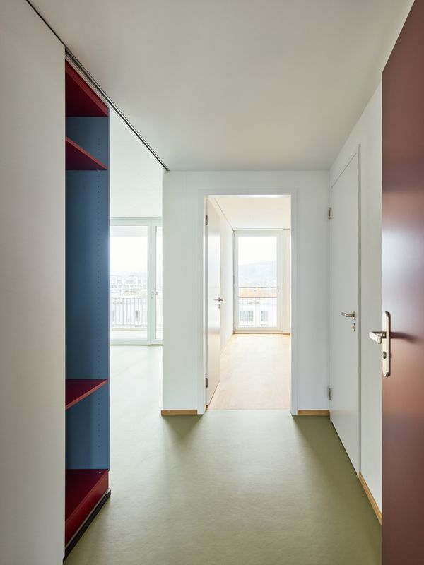 Wohnsiedlung Leutschenbach – Die Standard-Familienwohnung ermöglicht eine hohe Belegungsdichte und spart damit wertvolle Ressourcen – Foto: Andreas Graber