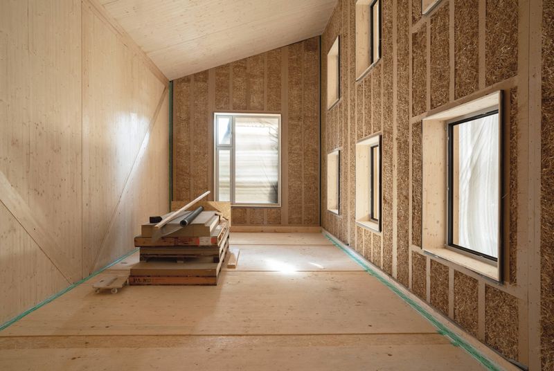 Werkhof 29 – Die Aussenwände der Aufstockung sind mit Strohballen gedämmt – Julia Schöni