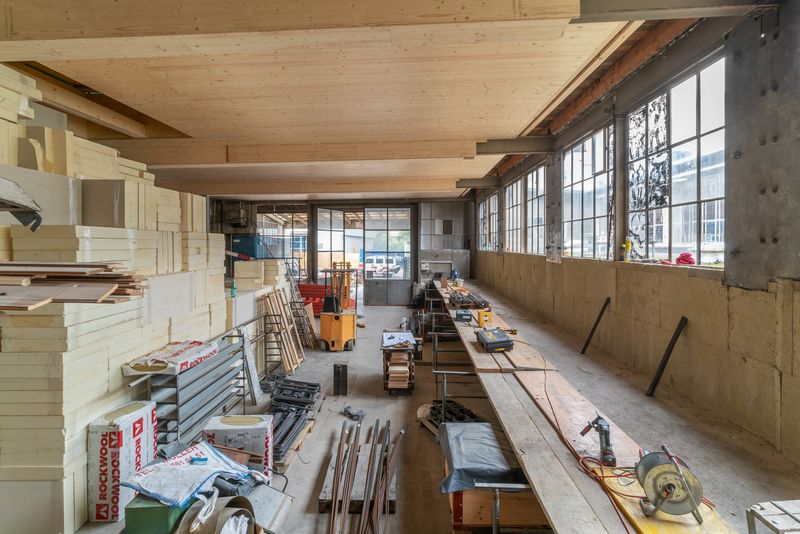 Werkhof 29 – Minimale Eingriffe im Erdgeschoss – während der Bauzeit dient der ehem. Gewerberaum als Lager – Martin Zeller