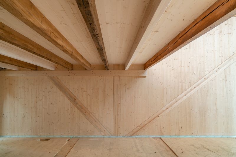 Werkhof 29 – Neues Holzfachwerk und Reuse-Holzbalken des ehem. Daches  in der Aufstockung – Martin Zeller