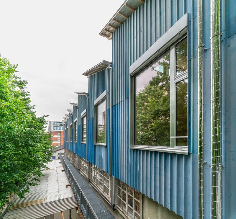 Werkhof 29 – Das blaue Trapezblech sowie die Fenstergläser sind wiederverwendet – Martin Zeller