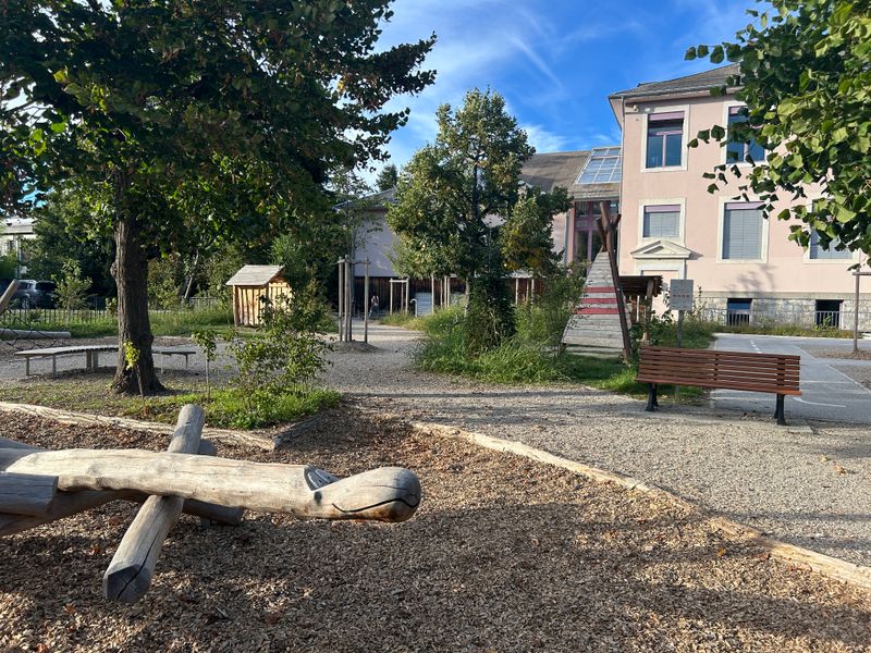 Préau réinventé à l'école de Chêne-Bougeries – préau joué