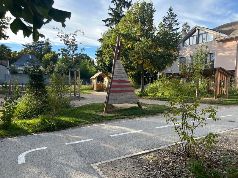 Préau réinventé à l'école de Chêne-Bougeries – micro-mondes