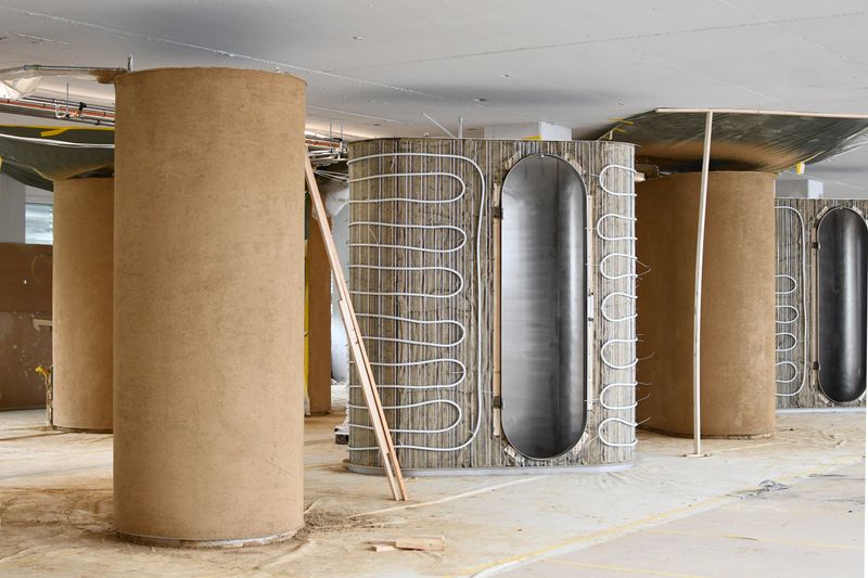 Das Wohltemperierte Haus – Auf die Elemente werden Heizschlaufen angebracht, diese werden in eine 4 cm dicke Lehmschicht eingebettet – Anna Ludwig