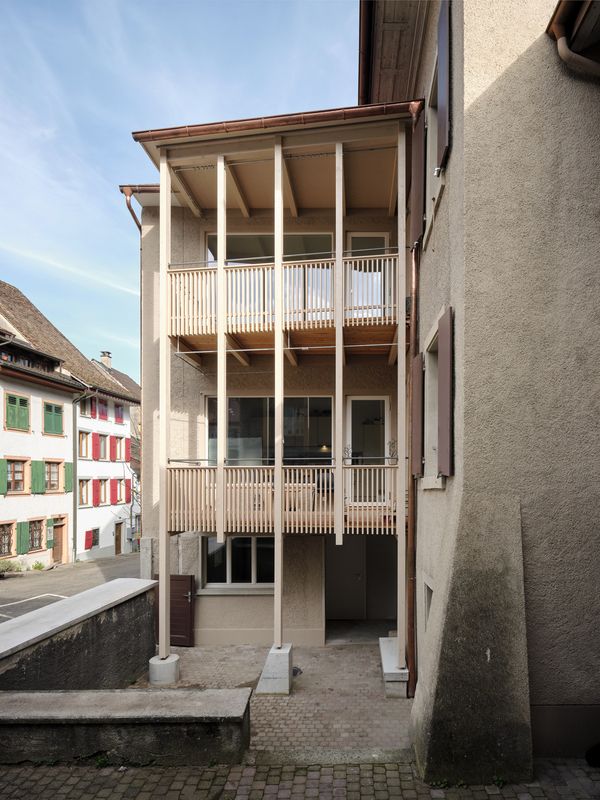 Umnutzung Bezirksgericht Waldenburg - Neues Wohnen und Kultur im historischen Konglomerat – Ausblick vom ehemaligen Gerichtshof in die Gasse – Annette Fischer