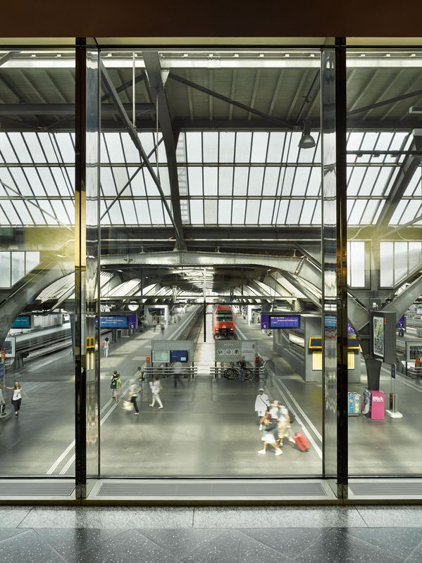 Gesamtsanierung Hauptbahnhof Zürich Südtrakt, Zürich – Blick aus dem Neubau Querhalle auf die Gleise – Thomas Telley