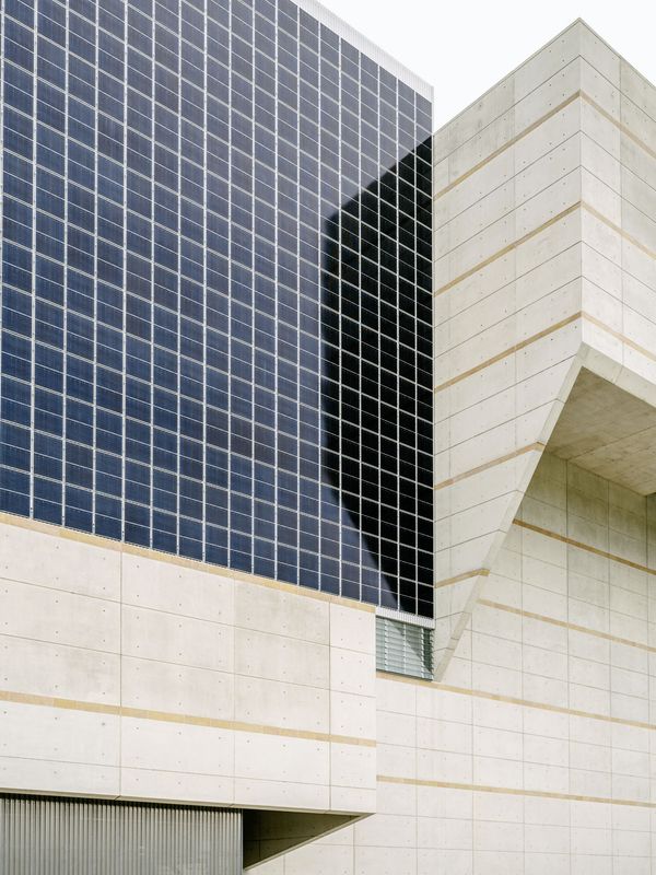 KVA Kebag Enova – Materialisierung der Hauptfassade: Sichtbeton mit Steinbändern aus Naturstein und PV-Fassade – Bruno Augsburger