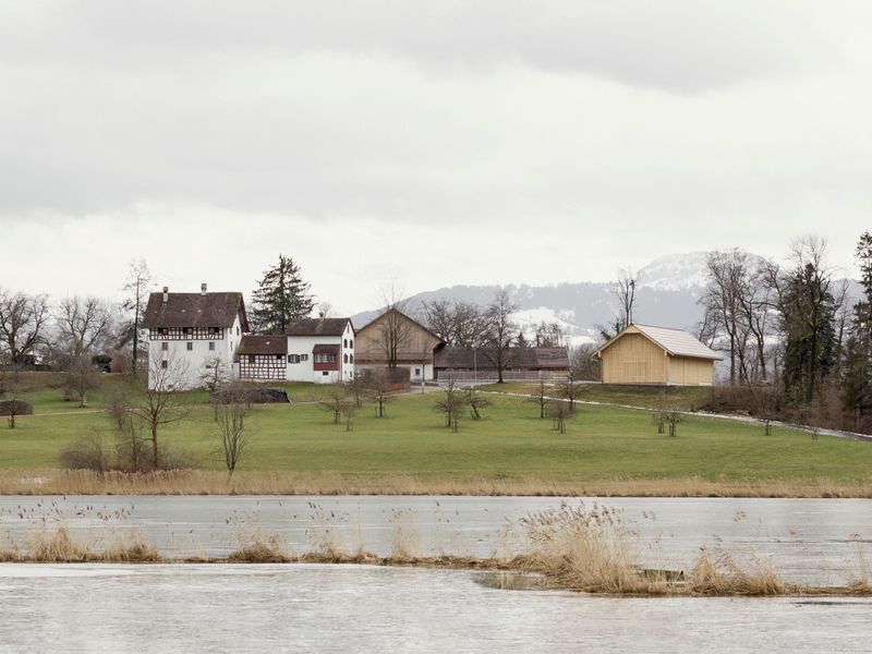 Ökonomiegebäude Lützelsee – Aus der Ferne: Die Ökonomiegebäude um das sogenannte Menzihaus am Rand des unter Ortsbildschutz stehenden Weilers Lützelsee – Foto: Andreas Graber