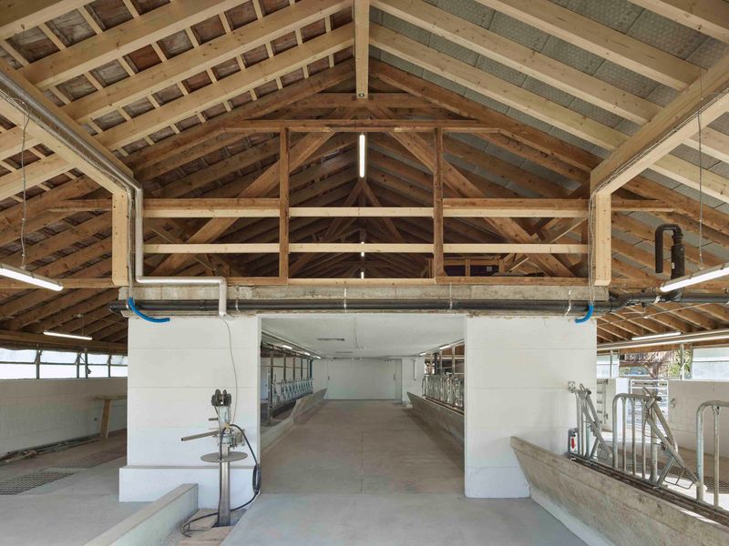 Ökonomiegebäude Lützelsee – Der bestehende Stallanbau wurde leicht verlängert, um den Tierbestad an die Futterproduktion anzupassen – Foto: Andreas Graber