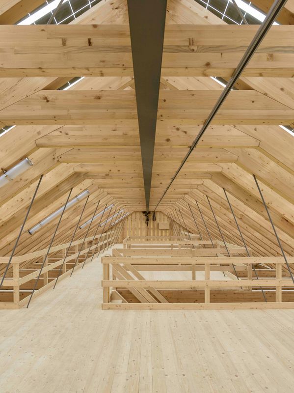 Ökonomiegebäude Lützelsee – Das feingliedrige Sparrendach bietet auf einer Galerie über der Einstellhalle Lagerfläche, die mit einer Kranbahn beschickt wird – Foto: Andreas Graber