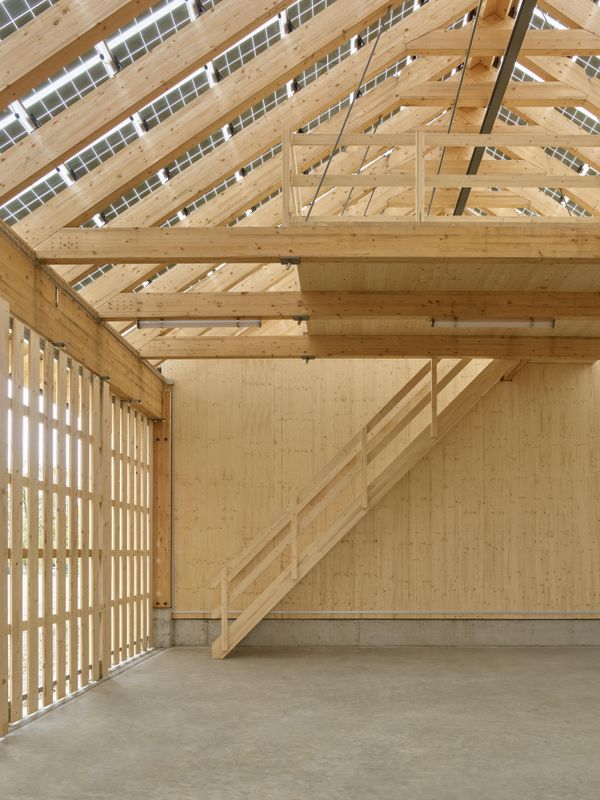 Ökonomiegebäude Lützelsee – Innenansicht der Remise mit Treppe zur Galerie – Foto: Andreas Graber