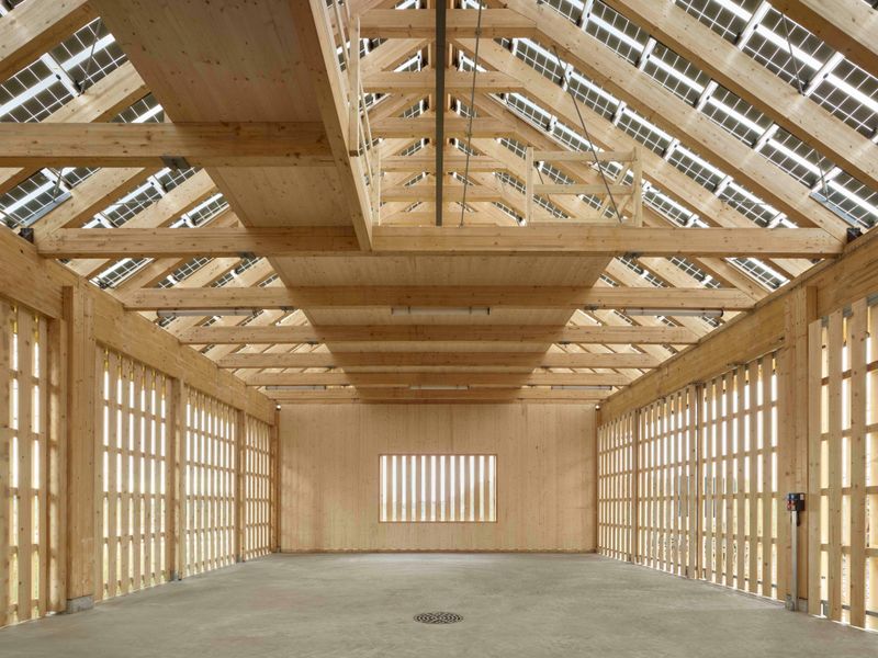 Ökonomiegebäude Lützelsee – Innenansicht der Remise mit Galerie – Foto: Andreas Graber