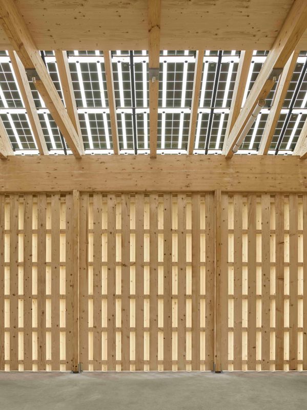 Ökonomiegebäude Lützelsee – Die semipermeable Hülle sorgt für eine gute Belichtung und Belüftung  – Foto: Andreas Graber