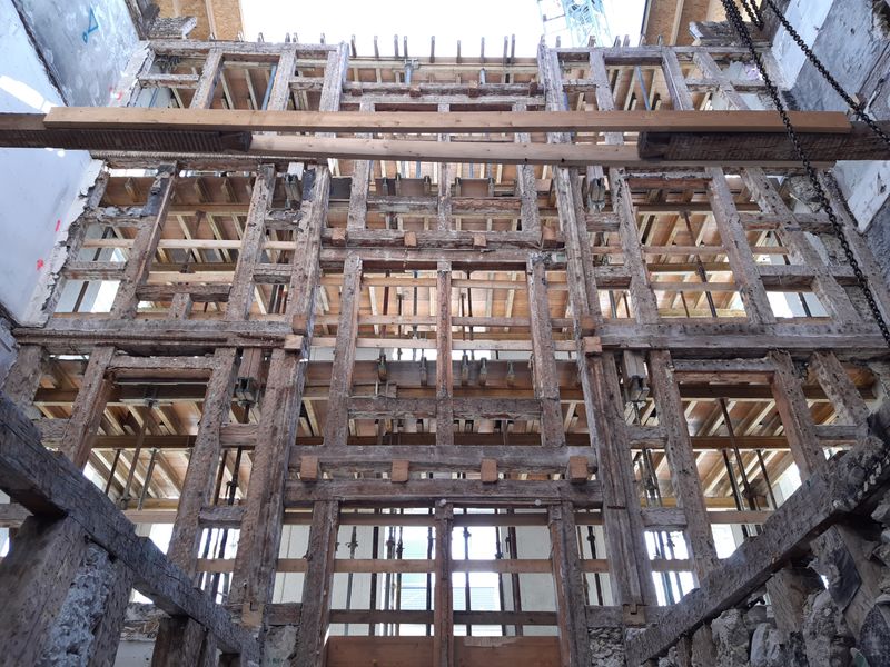 Sanierung und Erweiterung Psychiatrie Obwalden – Alte Holzständerwand nach dem Rückbau der Treppenanlage – Sigrist Schweizer Architekten AG