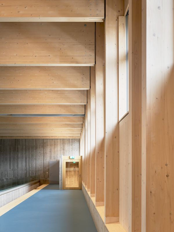 Mehrzweckhalle Hitzkirch – Zuschauergalerie, als Laufbahn konzipiert – Bild: © Roman Weyeneth