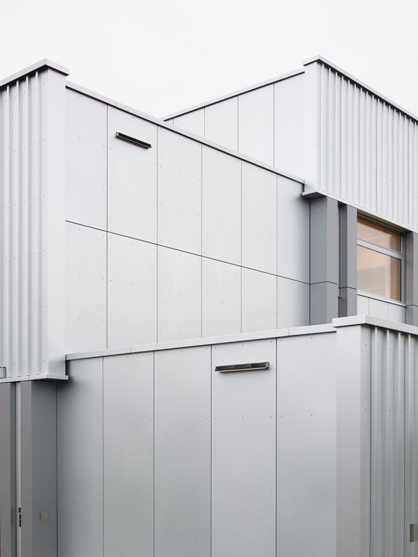 Mehrzweckhalle Hitzkirch – Kaskadengestaltung, Detail Ecksituation – Bild: © Roman Weyeneth