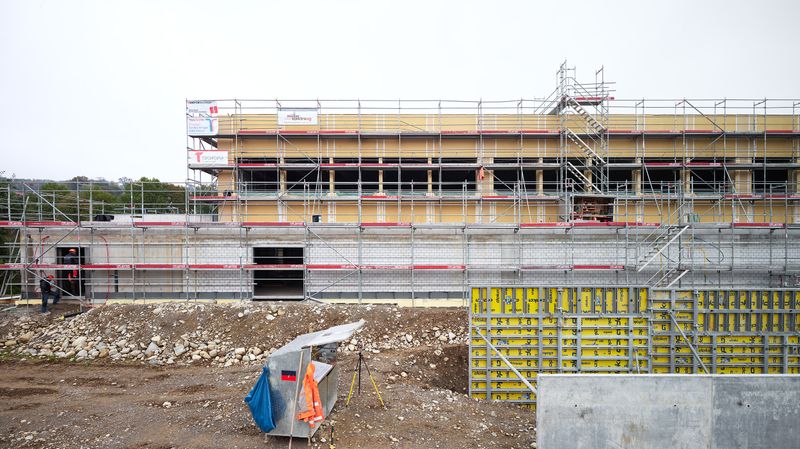 Mehrzweckhalle Hitzkirch – Gestapelte Volumetrie, Baustellenzustand – Bild: © Roman Weyeneth