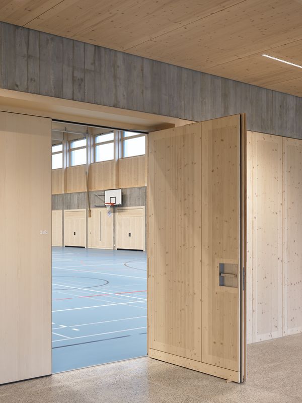 Mehrzweckhalle Hitzkirch – Halle, gesehen vom Foyer – Bild: © Roman Weyeneth