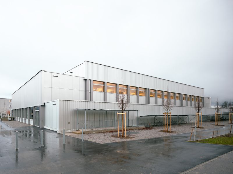 Mehrzweckhalle Hitzkirch – Kaskadengestaltung, Volumetrie klar gefasst – Bild: © Roman Weyeneth