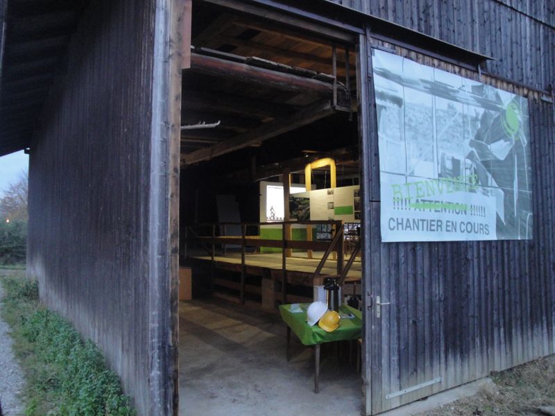 L'Espace Chantier – Pour la construction de deux immeubles Minergie A-P-Eco à Lonay un espace d'exposition a été installé dans une grange, sur le site, avant le démarrage des travaux. – labac