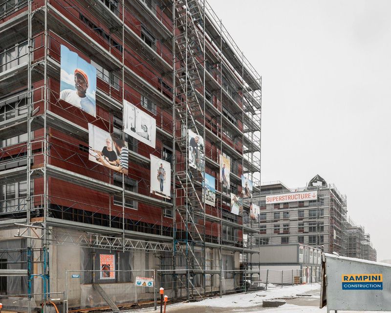 L'Espace Chantier – avec la photographe Julie Masson, certains portraits d'actrices et acteurs du projet ont été exposées en grand format sur des bâches fixées aux échafaudages. Les "mains du chantier" sont mises en valeurs. – labac