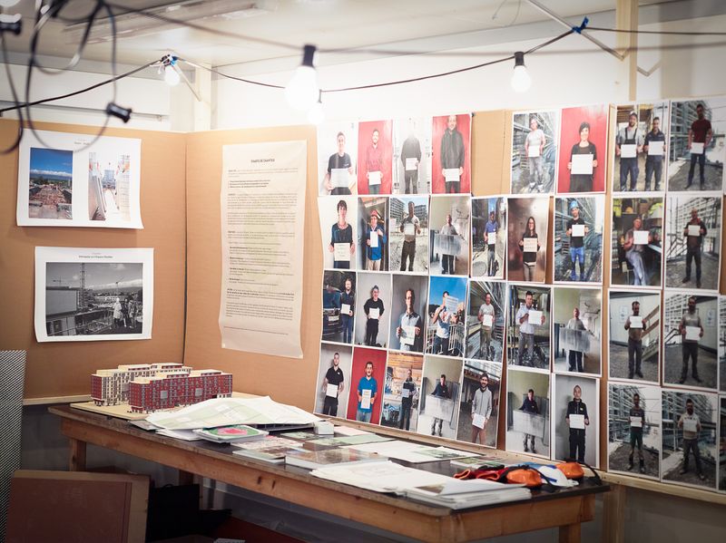 L'Espace Chantier – L'ensembles des actrices et acteurs du projet son exposés, avec leur rôle, sur le "wall of fame" du chantier – labac