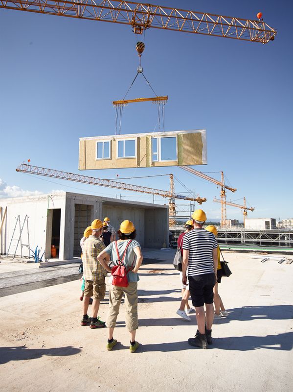 L'Espace Chantier – les visites régulières pour le public informe la population sur les techniques de construction. A chaque visite, une collaboration avec l'artiste Séverin Guelpa croisait "l'art et la chantier" en impliquant les entreprises dans le processus – Julie Masson