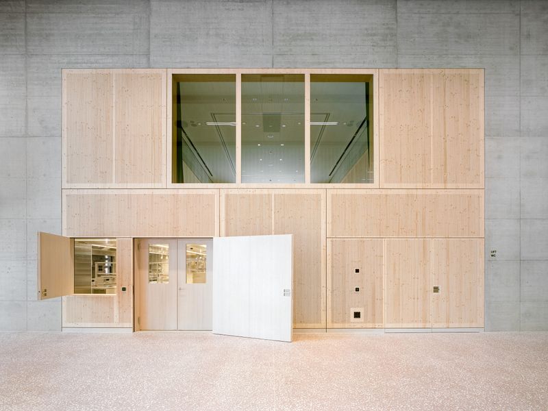 Dorfzentrum Untersiggenthal – Holzverkleidung als Hülle für Technik und Nebenräume – Bild: © Olivier Di Giambattista