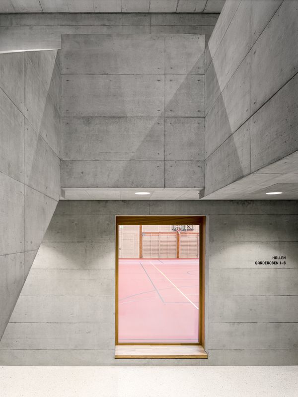 Dorfzentrum Untersiggenthal – Treppenhaus, Blick in die Dreifachturnhalle – Bild: © Olivier Di Giambattista