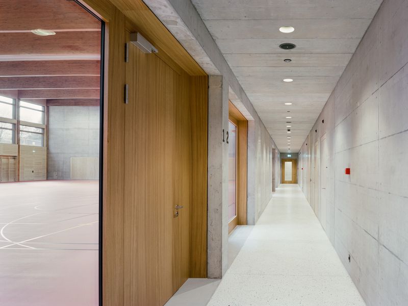 Dorfzentrum Untersiggenthal – Erschliessungsgang mit Schaufenster zur Orientierung – Bild: © Olivier Di Giambattista