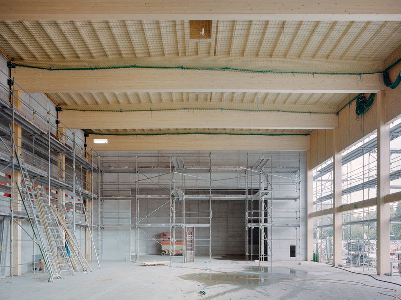 Dorfzentrum Untersiggenthal – Mehrzweckhalle mit Bühne im Baustellenzustand – Bild: © Olivier Di Giambattista