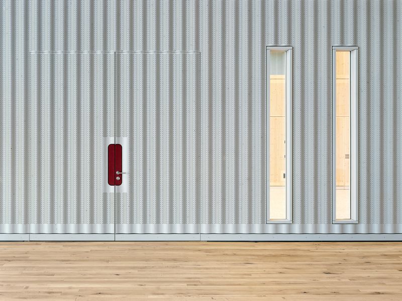 Dorfzentrum Untersiggenthal – Trennwand Foyer-Mehrzweckhalle, gestaltet als Vorhang – Bild: © Olivier Di Giambattista