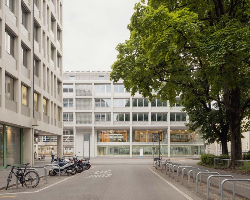 Baugewerbliche Berufsschule Zürich – Fassadenansicht Limmatstrasse – Foto: Federico Farinatti