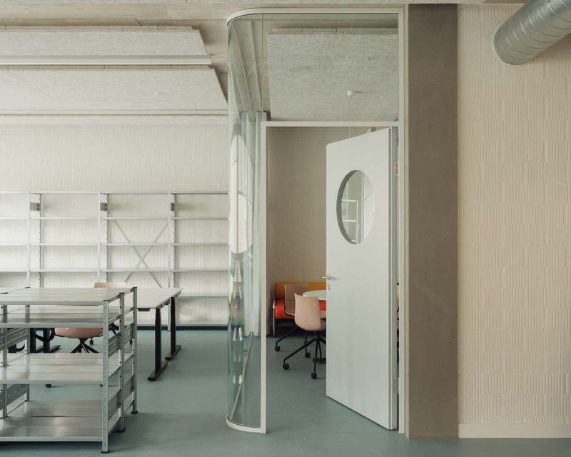 Baugewerbliche Berufsschule Zürich – Vorbereitungsraum Lehrpersonen – Foto: Federico Farinatti