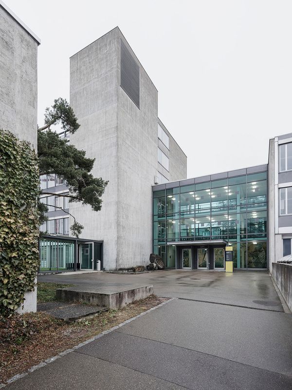 Umbauten HPT – Zwischen markanten Treppenhauskuben spannen sich die Arbeits- und Begegnungsräume auf. – Beat Bühler